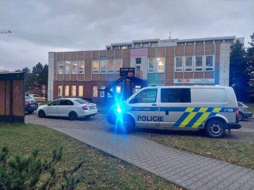 Ve soukromé škole v Médiu se při pokusu popálili tři lidé, dvě děti jsou v nemocnici