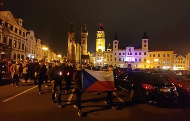 Studenti si připomenuli výročí Listopadu 89 průvodem centrem Hradce Králové