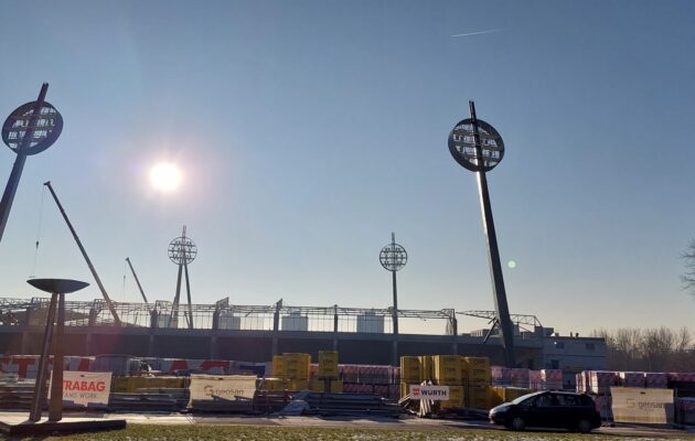 OBRAZEM: Nad fotbalový stadion už se vrátila všechna čtyři lízátka