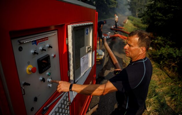 Hradečtí hasiči v Hřensku (Foto: HZS KHK)