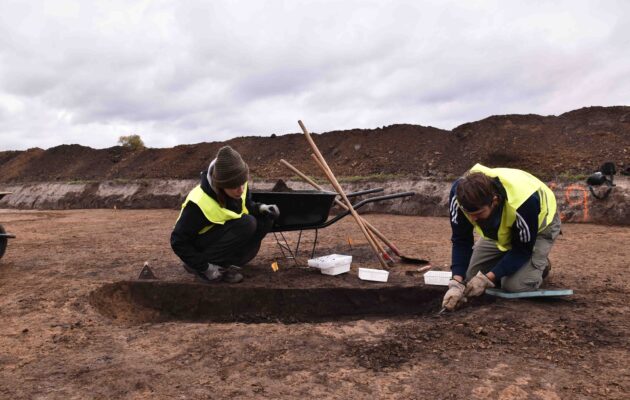 Archeologové z úseku D35 mezi Sadovou a Hradcem hlásí první nálezy