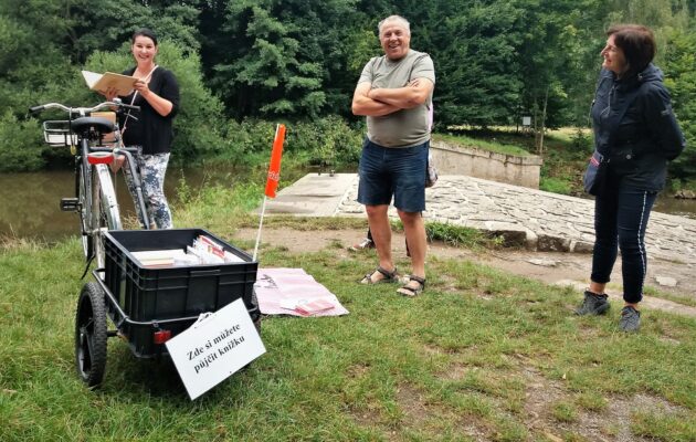 Divá bába objížděla plovárny na kole s knihovnou a vyzvala k posílání pohlednic