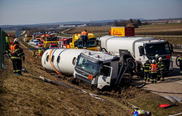 Převrácená cisterna blokovala 11 hodin provoz na dálnici ve směru na Hradec