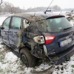 Auto vjelo do příkopu, převrátilo se přes střechu a skončilo v poli