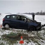 Auto vjelo do příkopu, převrátilo se přes střechu a skončilo v poli