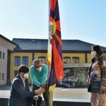 Vlajka pro Tibet u krajského úřadu