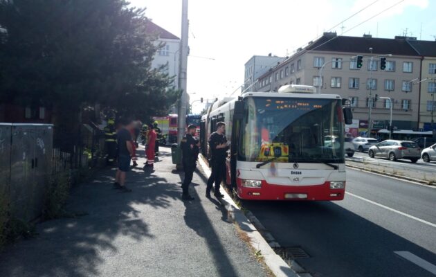 Cyklista vjel na křižovatce u vily Anička před trolejbus, v něm se zranilo několik lidí