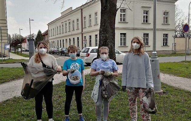 Domov mládeže hradecké zdrávky uklízí „svět“, už šestým rokem