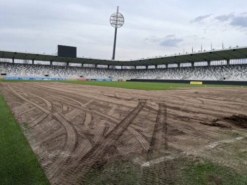 V Malšovické aréně začne zítra výměna trávníku. Vyjde na 750 tisíc korun