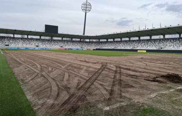 Výměna trávníku stadion (Foto: FCHK)