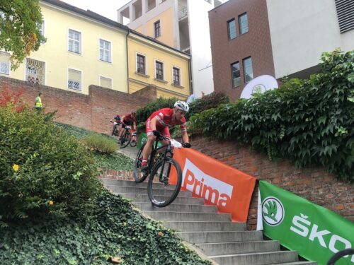 Cyklisté po roce sjížděli po Gočárových schodech