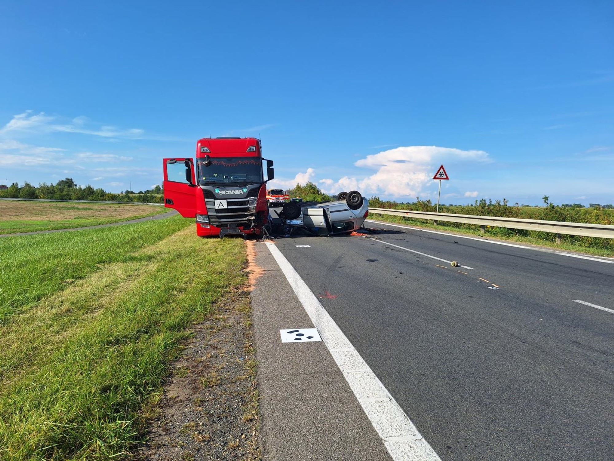 Na Královéhradecku se dnes odpoledne srazila tři auta, jeden řidič zemřel