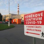 S orientací na odběrovém místě COVID - 19 pomáhají strážníci městské policie