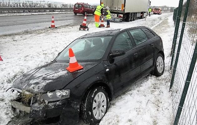 První sníh na silnicích a 31 bouraček