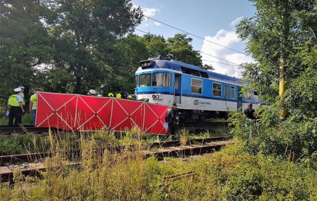 Skončilo vyšetřování tragické srážky auta s vlakem v Černožicích