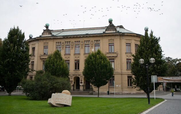 FOTO: Začala rekonstrukce budovy Pedagogické fakulty UHK za 410 milionů