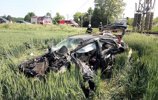 Na železničním přejezdu se střetlo auto s vlakem, řidič se při nehodě zranil