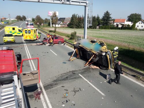 FOTO: Při vážné nehodě za kruhovým objezdem u ČKD utrpěli zranění tři lidé