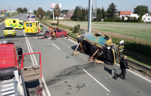 FOTO: Při vážné nehodě za kruhovým objezdem u ČKD utrpěli zranění tři lidé