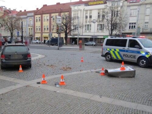 Pokus o vraždu. Policisté navrhli obžalovat muže, který v lednu autem srazil soka na Baťkově náměstí