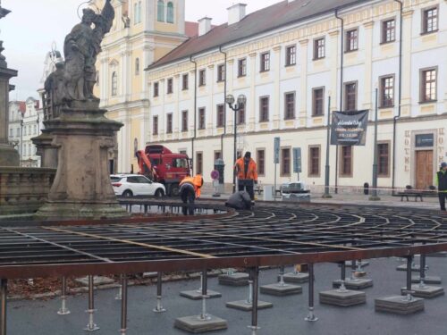 OBRAZEM: Kolem mariánského sloupu už roste kluziště. Bruslit na něm bude moct až 100 lidí