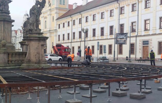 OBRAZEM: Kolem mariánského sloupu už roste kluziště. Bruslit na něm bude moct až 100 lidí